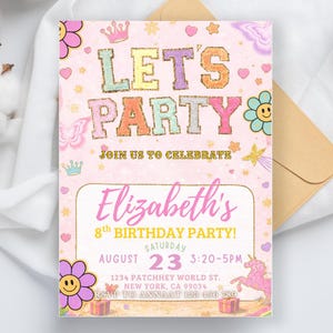 Puede incluir: Una invitación rosa para una fiesta de cumpleaños con el texto "LET'S PARTY" en letras coloridas. La invitación incluye el nombre "Elizabeth's" y detalles para la fiesta del 8º cumpleaños, con un tema floral y unicornio.
