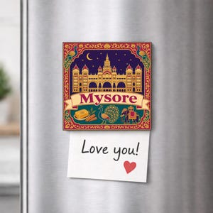 Może przedstawiać: Kwadratowy magnes na lodówkę ze złotą ilustracją pałacu w Mysore na tle ciemnoniebieskiego nocnego nieba. Pod pałacem znajduje się baner z napisem Mysore oraz ikony kostki mydła, pawia i słonia. Biała karteczka zawiera napis Love you! z czerwonym sercem.