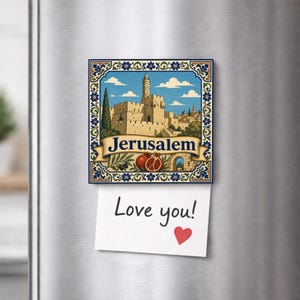 Könnte beinhalten: Ein quadratischer Dekomagnet mit einer Illustration der Skyline von Jerusalem, blauem Himmel, einer beigen Steinfestung und einem Banner mit dem Text Jerusalem über einem Granatapfel. Ein weißer Zettel mit dem Text Love you! und einem roten Herz haftet daran.