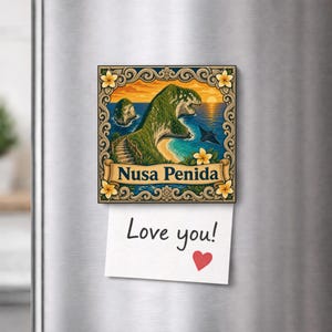 Peut inclure: Un aimant de réfrigérateur carré illustrant le paysage de Nusa Penida avec une falaise verte, un océan bleu et un coucher de soleil. La bordure présente des volutes ornées et des fleurs jaunes. Une note blanche avec le texte Love you! et un cœur rouge est fixée.
