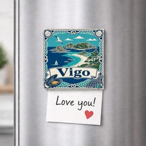 Peut inclure: Un aimant de réfrigérateur carré illustrant la côte de Vigo avec un voilier, une mouette et une moule. Le motif présente une bordure en corde et une note en papier blanc fixée en dessous avec le texte manuscrit Love you! et un cœur rouge.