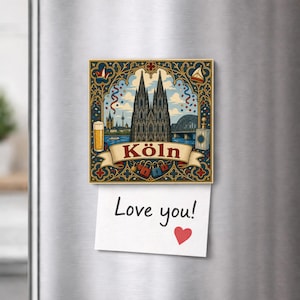 Könnte beinhalten: Ein quadratischer Kühlschrankmagnet mit einer Illustration des Kölner Doms, einem Bierglas und einer Brücke, mit dem Text "KÖLN" auf einem Banner. Ein weißer rechteckiger Zettel mit dem handschriftlichen Text "Love you!" und einem roten Herz hängt darunter.