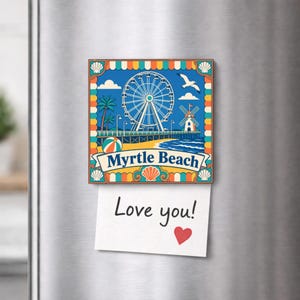 Può includere: Un magnete quadrato ricordo di Myrtle Beach con una ruota panoramica, palme, un pallone da spiaggia e un gabbiano su sfondo blu. Il testo Myrtle Beach è stampato in blu. È attaccato un foglietto bianco con il testo scritto a mano Love you! e un cuore rosso.