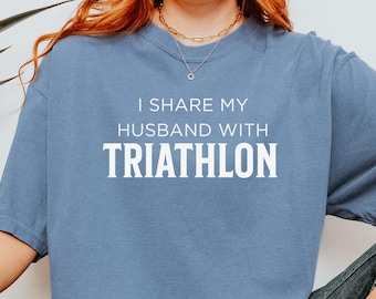 夫とトライアスロンシャツを共有しています、トライアスロン好きの妻へのギフト、面白いアイアンマン応援Tシャツ