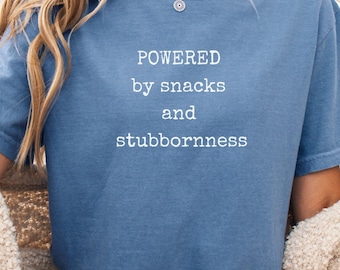 Comfort Colors® スナックと頑固さで動くシャツ、面白いランナーTシャツ、持久系アスリートへのギフト