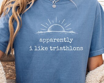 Comfort Colors® トライアスロンが好きなようですTシャツ、面白いトライアスロンTシャツ、スイムバイクランTシャツ