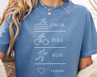 Comfort Colors スイムバイクランシャツ、初めてのトライアスロンシャツ、初心者トライアスリートTシャツ、アイアンマンシャツ、エンデュランスアスリートギフト、トライアスロンシャツ