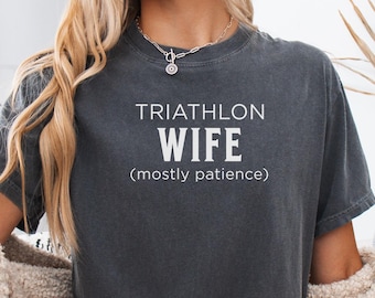 Comfort Colors トライアスロン妻は忍耐強いTシャツ、面白いトライアスロン妻Tシャツ、アイアンマンサポートギフト、面白いアイアンマン妻Tシャツ、トライアスロンサポートギフト