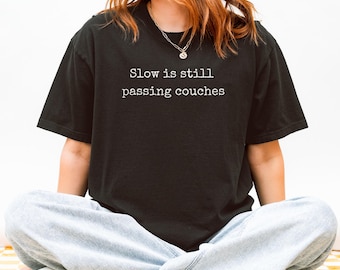 Comfort Colors®「Slow Is Still Passing Couches」シャツ、スローランナーズクラブTシャツ、面白いランニングギフト
