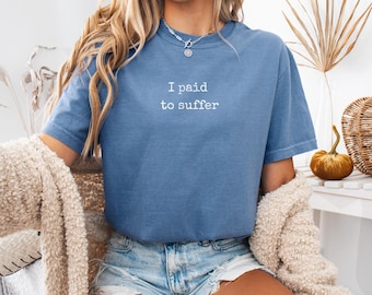 Comfort Colors®「苦しむためにお金を払った」Tシャツ、面白いエンデュランスTシャツ、トライアスリートへのギフト
