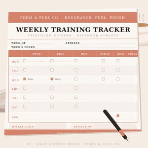 Könnte beinhalten: Ein wöchentlicher Trainingsplan für Triathlon-Anfänger. Das Design zeigt einen hellbeigen Hintergrund mit einem korallenfarbenen Rand und Text. Der Tracker enthält Abschnitte für Schwimmen, Radfahren, Laufen, Kraft/Cross-Training, Ruhe und Notizen. Ein schwarzer Stift liegt auf dem Tracker.