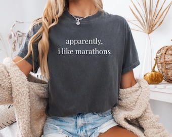 Comfort Colors® マラソンが好きなようですTシャツ、マラソンランナーTシャツ、面白いランニングシャツ