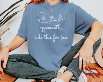 Comfort Colors® どうやら私はこれを楽しみのためにやっているようですTシャツ、面白いトライアスロンTシャツ、エンデュランスアスリートTシャツ