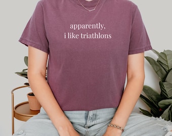 Comfort Colors® トライアスロンが好きなようですTシャツ、面白いトライアスリートTシャツ、スイムバイクランTシャツ