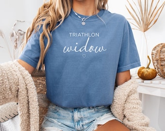 トライアスロン未亡人シャツ、面白いトライアスロン妻Tシャツ、アイアンマン未亡人ギフト、ランナー妻シャツ