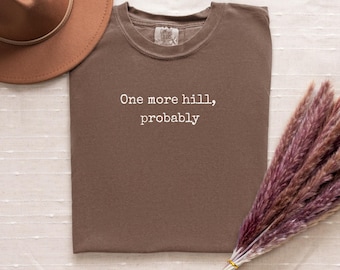 Comfort Colors® One More Hill Probably シャツ、面白いランナーTシャツ、長距離ランニングギフト