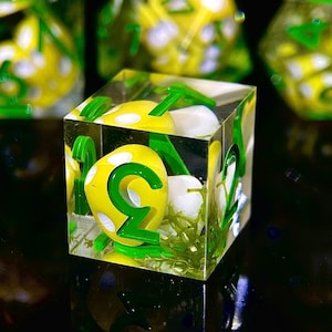 Juego de dados de D&D con diseño de setas, dados de resina con bordes afilados y números dorados, dados poliédricos de RPG con forma de setas, regalo único para jugadores con temática de bosque mágico.