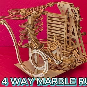 Könnte beinhalten: Ein hölzernes 4-Wege-Murmelbahn-Set mit komplexem Design. Es verfügt über mehrere Bahnen, Schleifen und einen mechanischen Aufzug. Der Text "4 WAY MARBLE RUN" ist in einer blauen Box unten zu sehen. Der Hintergrund ist rot.