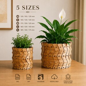 Könnte beinhalten: Zwei Holzpflanztöpfe mit geometrischem Design, jeweils mit Grünzeug. Die Töpfe sind in verschiedenen Größen erhältlich, mit dem Text "5 SIZES" darüber. Die Größen reichen von XS bis XL, mit Maßen in Millimetern. Das Bild enthält auch Symbole für SVG, DXF, Lightburn, Digital Only und Stecksystem.