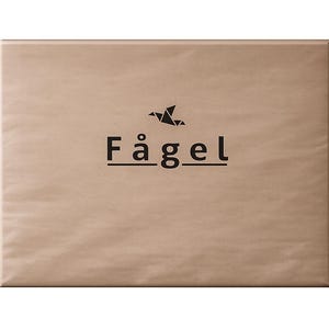 Op de afbeelding: Een rechthoekig pakket verpakt in bruin papier. Het pakket heeft het woord "F&aring;gel" in zwarte letters, met een gestileerd vogelpictogram erboven. Het papier heeft een licht getextureerd uiterlijk.