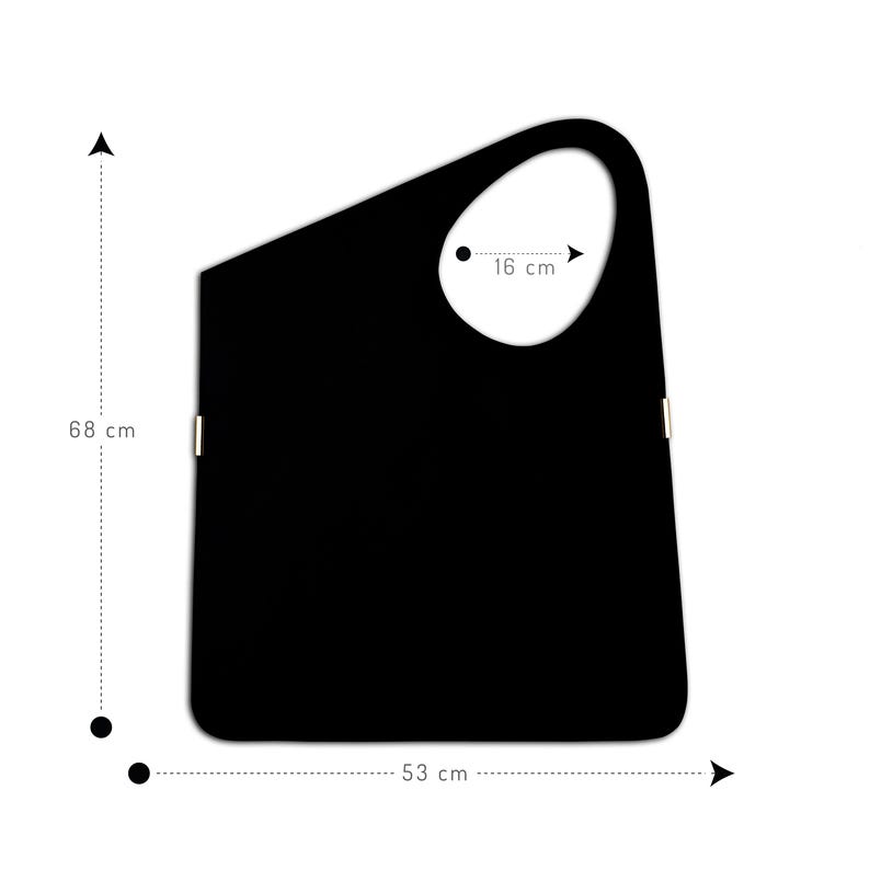 Op de afbeelding: Zwarte tote bag met een uniek asymmetrisch ontwerp. De tas heeft een grote ovale uitsparing aan de bovenkant en goudkleurige accenten. De tas is 68 cm hoog, 53 cm breed en de uitsparing is 16 cm breed.