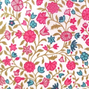 Op de afbeelding: Close-up van een witte stof met een bloemenpatroon. Het ontwerp toont roze en blauwgroene bloemen met bruine stelen en bladeren. De bloemen zijn in verschillende maten en vormen, waardoor een dicht, all-over patroon ontstaat.