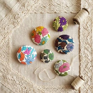 Botões Liberty Poppy e Daisy Tana Lawn, pacote com 5 ou 2 botões, dependendo do tamanho, aviamentos para costura, tamanhos e cores à sua escolha.