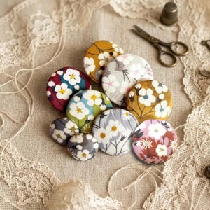Liberty Mitsi Tana Lawn-Knöpfe, 5er- oder 2er-Set je nach Größe, Stoffknöpfe, Kurzwaren, Nähzubehör, Größen und Farben nach Wahl