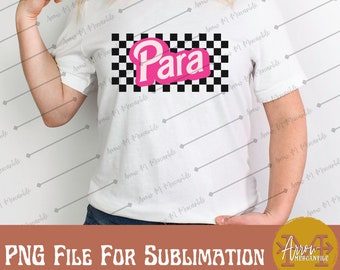Può includere: Una maglietta bianca con un motivo a scacchi bianco e nero e la parola "Para" in lettere rosa. Il design è una stampa per sublimazione, adatta per creare abbigliamento personalizzato.