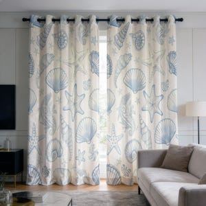 Pode incluir: Um par de cortinas de comprimento total com um padrão repetitivo de conchas, estrelas-do-mar e búzios em azul claro estampados num tecido branco sujo. As cortinas estão penduradas numa vara preta com ilhós metálicos para fácil deslizamento.