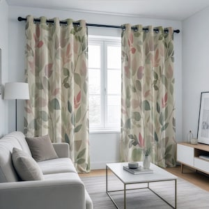 Könnte beinhalten: Beige Vorhänge mit einem botanischen Blattmuster in Grün, Rosa und Grau. Die Vorhänge hängen an einer schwarzen Stange mit silbernen Ösen. Die Vorhänge befinden sich vor einem Fenster.