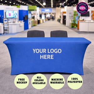Könnte beinhalten: Eine leuchtend blaue Tischdecke mit dem weißen Text "YOUR LOGO HERE". Die Decke ist über einen Tisch gespannt, dahinter stehen zwei schwarze Stühle. Zusätzlicher Text: "FREE MOCKUP", "ALL COLORS AVAILABLE", "MACHINE WASHABLE" und "100% POLYESTER".