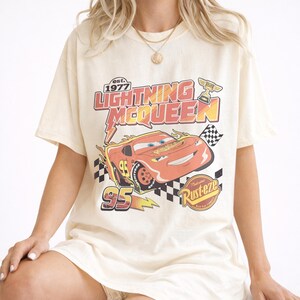 Camiseta Comfort Colors Lightning McQueen, camiseta de la película Cars vintage, camiseta Rusteze Racing imagen 5