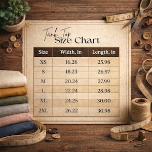 Puede incluir: Una tabla de tallas de camisetas sin mangas con medidas en pulgadas. La tabla incluye tallas XS a 2XL, con dimensiones de ancho y largo. La imagen tambi&eacute;n presenta una pila de tela doblada, una cinta m&eacute;trica, tijeras y nociones de costura.