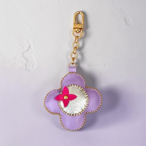 Charm per Borsa, portachiavi in Pelle, Ciondolo, Fiore Lilla e Argento, Design Unico Fatto a Mano, Luxury Leather Flower