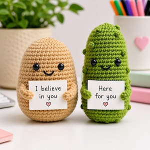Emotionellt stöd Virkmönsterpaket PDF | Positiv potatis och stödjande pickles | Rolig skrivbordskompispresent | Viral Amigurumi Direktnedladdning