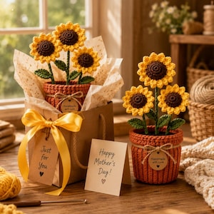 Pode incluir: Girassóis de crochê feitos à mão em vasos de terracota, apresentados em uma sacola de presente com uma fita amarela e etiquetas que dizem "Just for You" e "Happy Mother's Day!" Os girassóis têm pétalas amarelas e centros marrons.