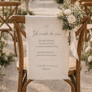 Könnte beinhalten: Holzstuhl mit cremefarbenem Stoffbanner und Blumenschmuck. Das Banner hat Text und ein Herzsymbol. Die Blumen sind weiß und cremefarben, mit einem Band gebunden. Der Stuhl ist Teil einer Hochzeitszeremonie.