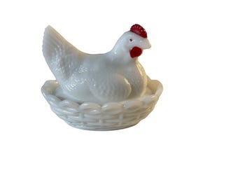 Kura mleczna Westmoreland Milk Glass na gnieździe