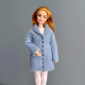 Puede incluir: Un juego de tres tazas de cerámica con acabado mate moteado. Las tazas son de color crema, marrón claro y marrón oscuro. Cada taza tiene un diseño simple y minimalista, ideal para café o té.