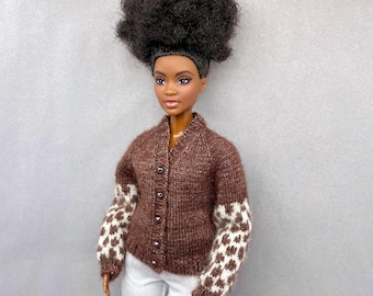 Padrão de tricô para um casaquinho com mangas estampadas de leopardo para boneca fashion de 29 cm (11,5 polegadas).