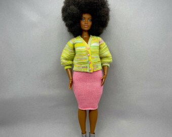 Molde de tricô para boneca fashion curvilínea, conjunto de cardigã com botões e saia em escala 1/6 (download em PDF)