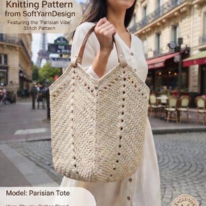 K&ouml;nnte beinhalten: Beige handgestrickte Tragetasche mit braunen Ledergriffen. Die Tasche hat einen Waben-Lochmuster-Stich und ist als 'Parisian Tote' von Soft YarnDesign gekennzeichnet. Das Strickmuster ist f&uuml;r fortgeschrittene Anf&auml;nger geeignet.