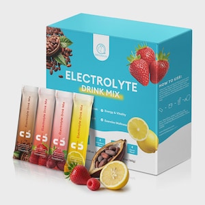 Puede incluir: Una caja de mezcla de bebida electrolítica con el texto "Electrolyte Drink Mix" y la marca "DRELAAJU". La caja es de color azul claro y presenta imágenes de fresas, limones y granos de cacao. Hay paquetes individuales de mezcla de bebida delante de la caja, con sabores como chocolate, fresa, frambuesa y limón.