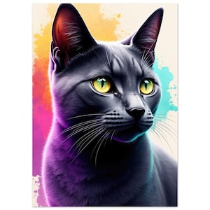 Op de afbeelding: Digitale kunstprint van een grijze kat met heldere geelgroene ogen. De vacht van de kat is gedetailleerd met paarse en blauwe schaduwen. De achtergrond heeft spetters van geel, roze en turquoise.