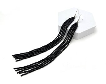 Boucles d'oreilles noires extra longues Boucles d'oreilles à franges Boucles d'oreilles pendantes gothiques Boucles d'oreilles en perles de rocaille Bijoux cadeau pour les femmes Boucles d'oreilles plumeau d'épaule Beadwork