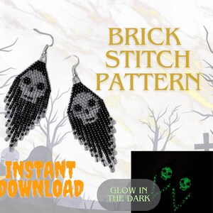 Puede incluir: Un par de pendientes de cuentas negras y plateadas con diseños de calaveras. Los pendientes están hechos con un patrón de punto de ladrillo y brillan en la oscuridad. La imagen incluye el texto "BRICK STITCH PATTERN" y "GLOW IN THE DARK".