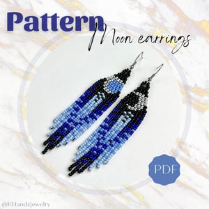 Puede incluir: Pendientes de luna hechos a mano con cuentas en negro, azul y azul claro. Los pendientes presentan un diseño de media luna con un fleco de cuentas. Las palabras "Pattern" y "Moon earrings" son visibles en la imagen.