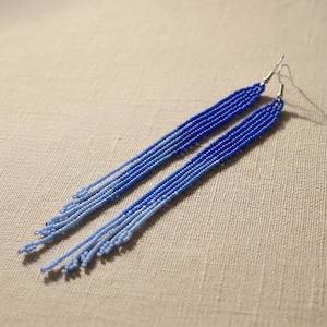 Pendientes con flecos degradados azul marino: borlas extralargas con cuentas, joyería bohemia con un toque llamativo.