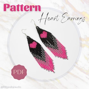 以下が含まれることがあります： ビーズでできたハート型のイヤリングのPDFパターン。イヤリングは長く、ピンクのハートのデザインに黒と銀のビーズが使われています。
